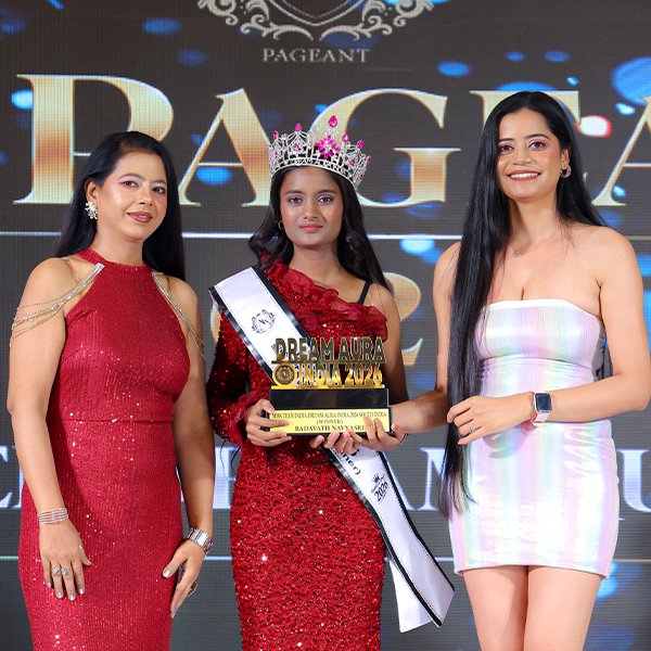 Miss Teen South India Winner crowning 