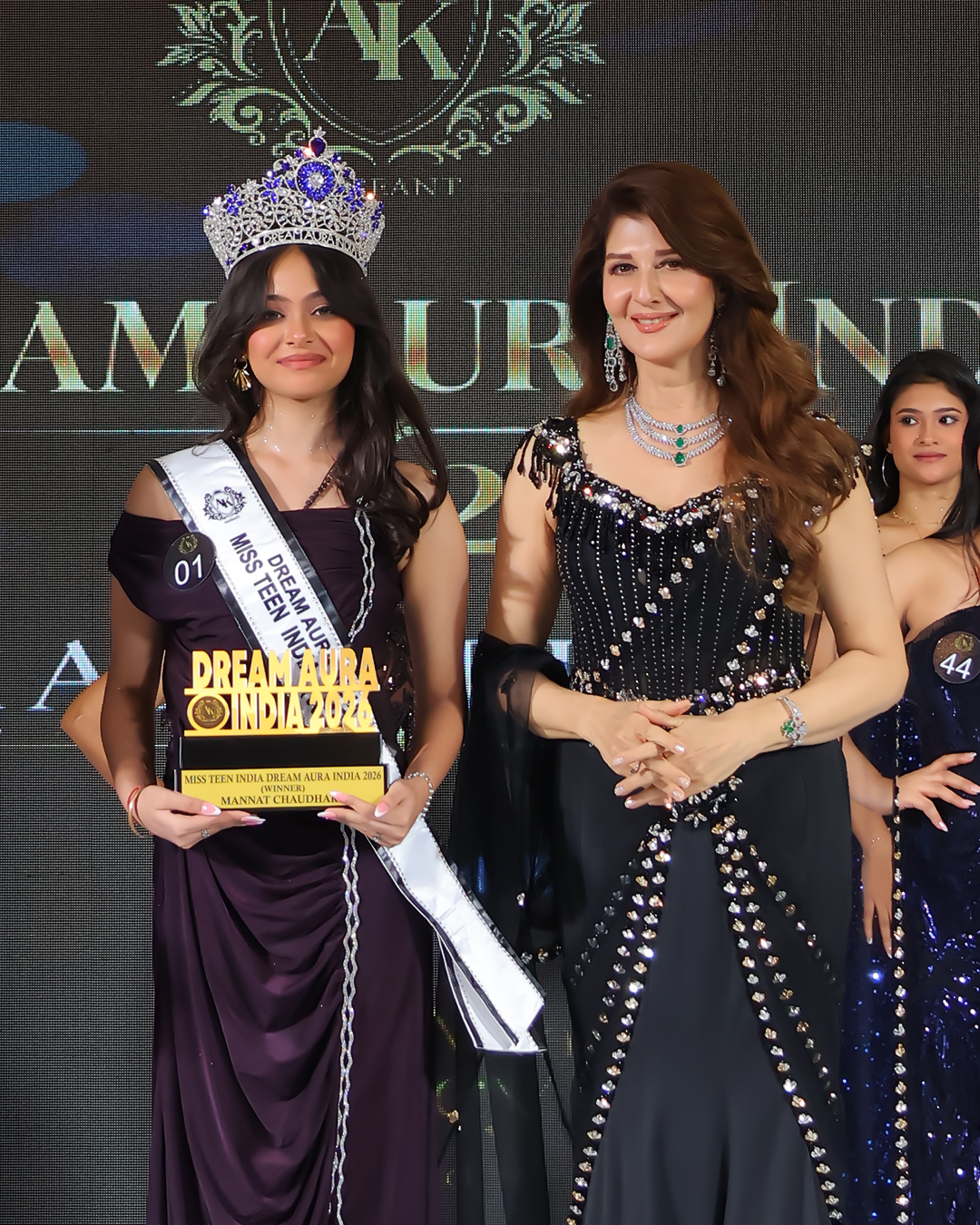 Mannat Chaudhary, Miss Teen Dream Aura India 2026 Winner, posing with her crown and trophy alongside a special guest at the grand finale.