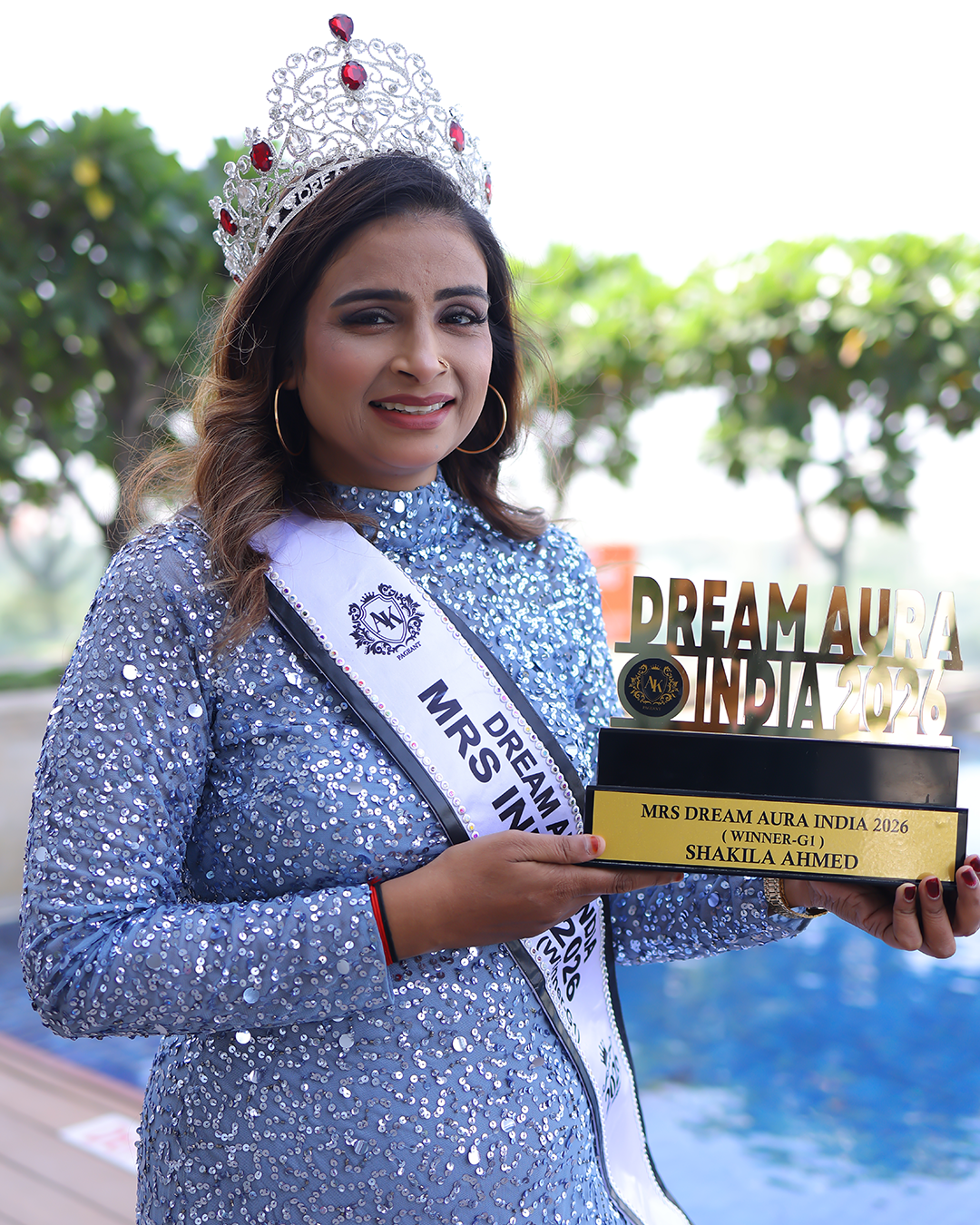 Shakila Ahmed holding the Mrs Dream Aura India 2026 G-1 Winner trophy