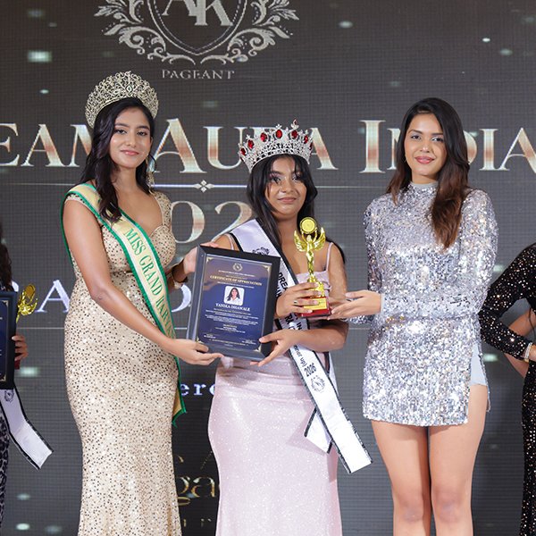 Miss Teen Maharashtra Winnner recieved certificate 